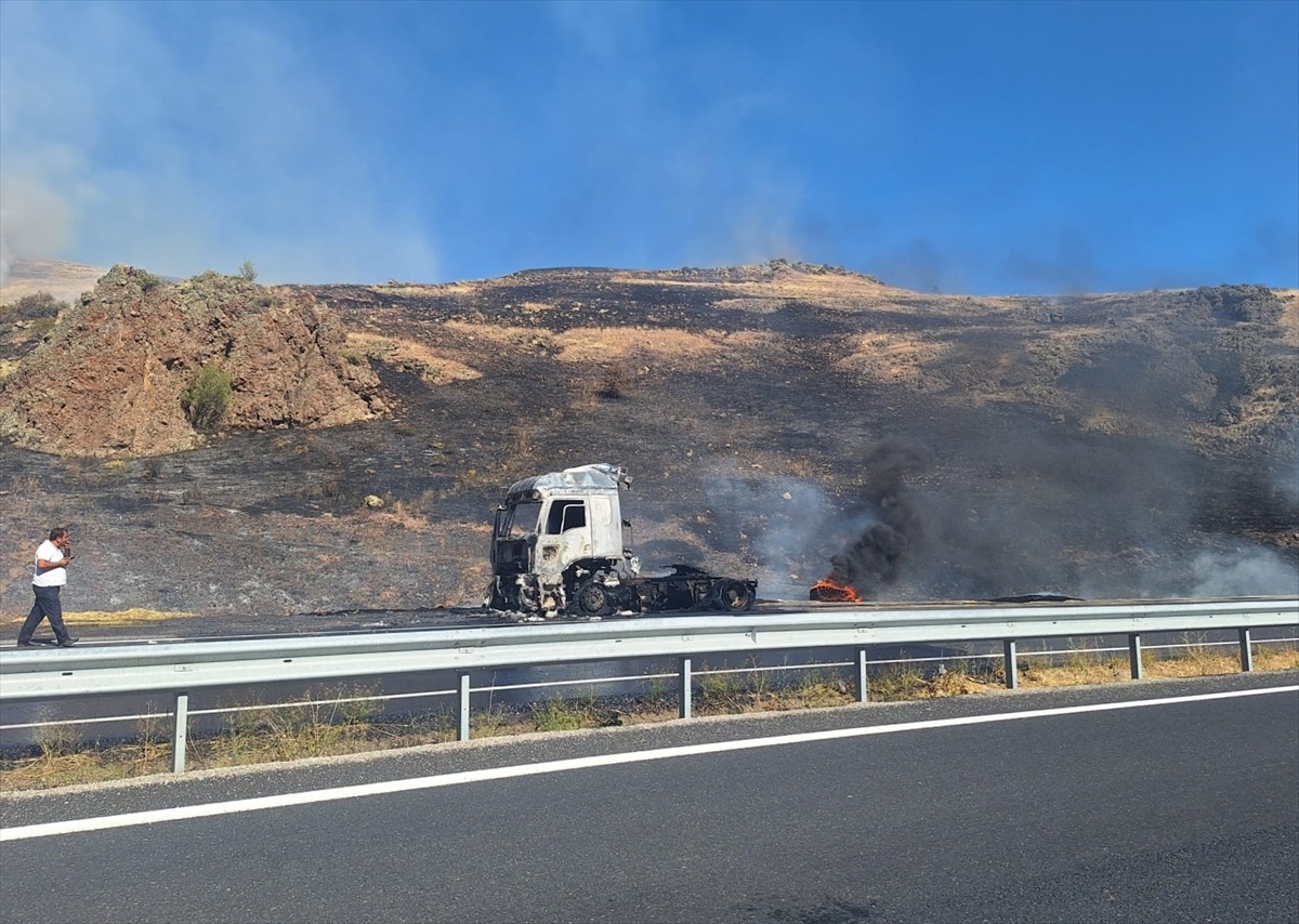 Erzincan'da seyir halindeyken alev alan tır, kullanılamaz hale geldi. Kısa sürede büyüyen yangın...