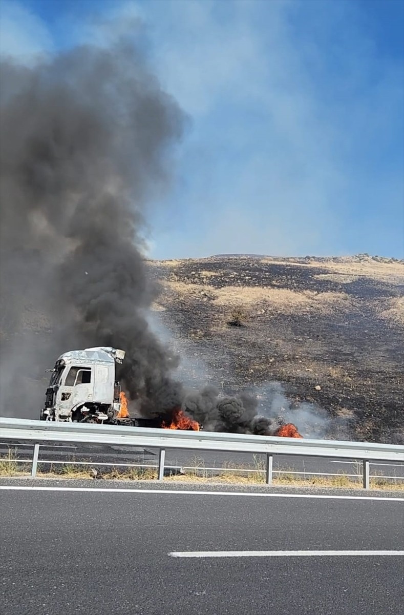 Erzincan'da seyir halindeyken alev alan tır, kullanılamaz hale geldi. Kısa sürede büyüyen yangın...