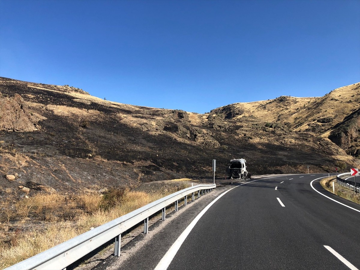 Erzincan'da seyir halindeyken alev alan tır, kullanılamaz hale geldi. Kısa sürede büyüyen yangın...