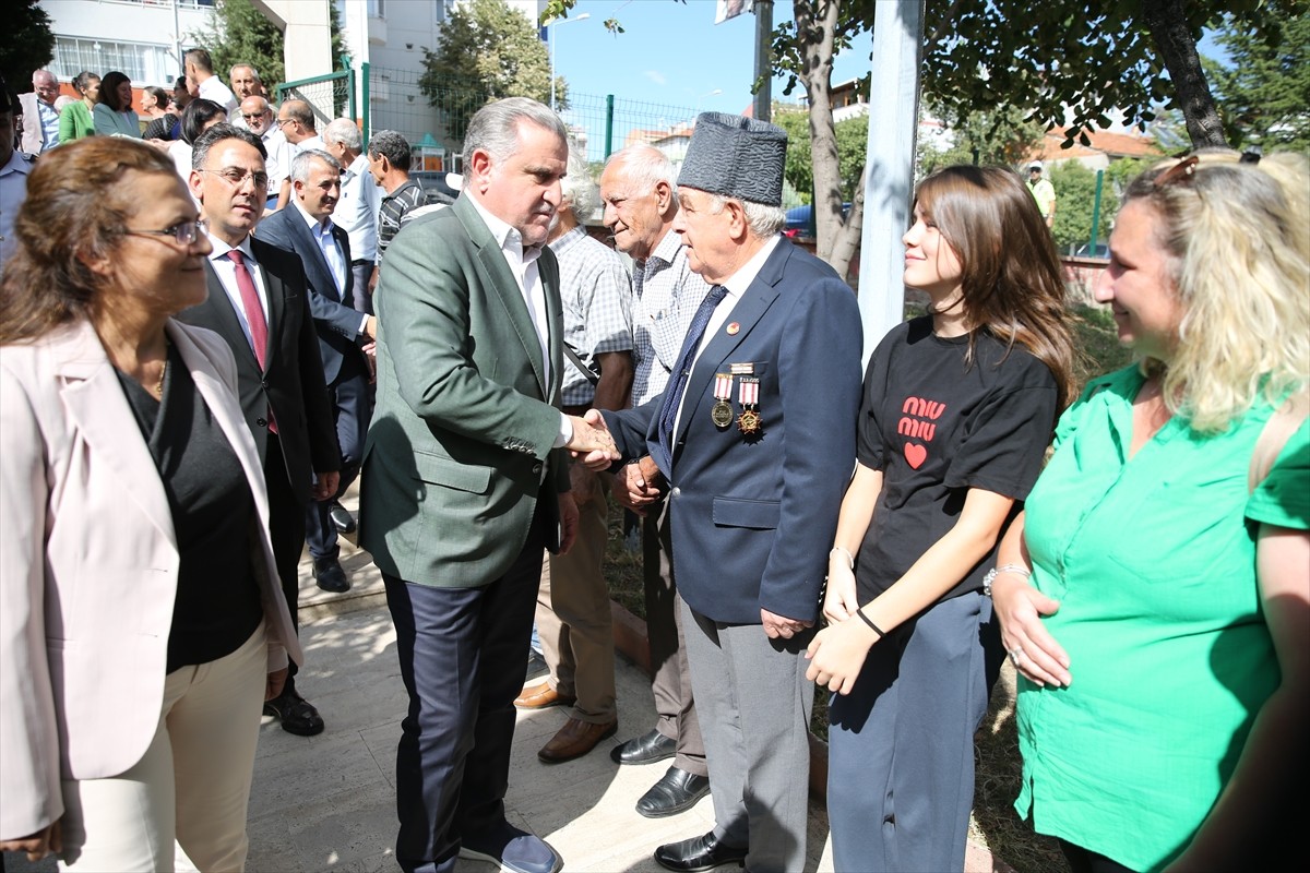 Gençlik ve Spor Bakanı Osman Aşkın Bak, Türkiye Muharip Gaziler Derneği Edirne Şubesini ziyaret...