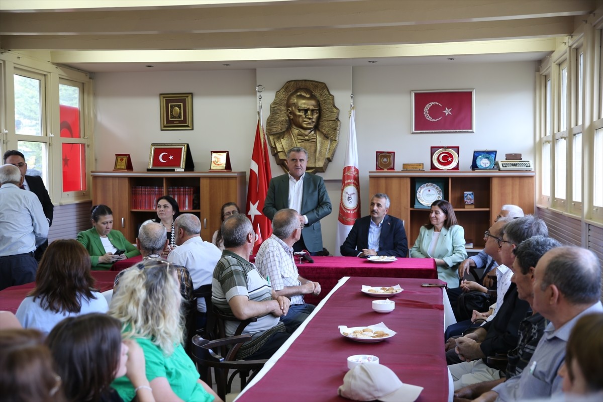 Gençlik ve Spor Bakanı Osman Aşkın Bak, Türkiye Muharip Gaziler Derneği Edirne Şubesini ziyaret...