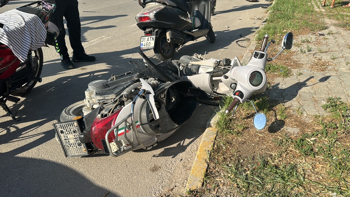 İskenderun'da otomobilin çarptığı motosikletteki 2'si çocuk 3 kişi yaralandı.