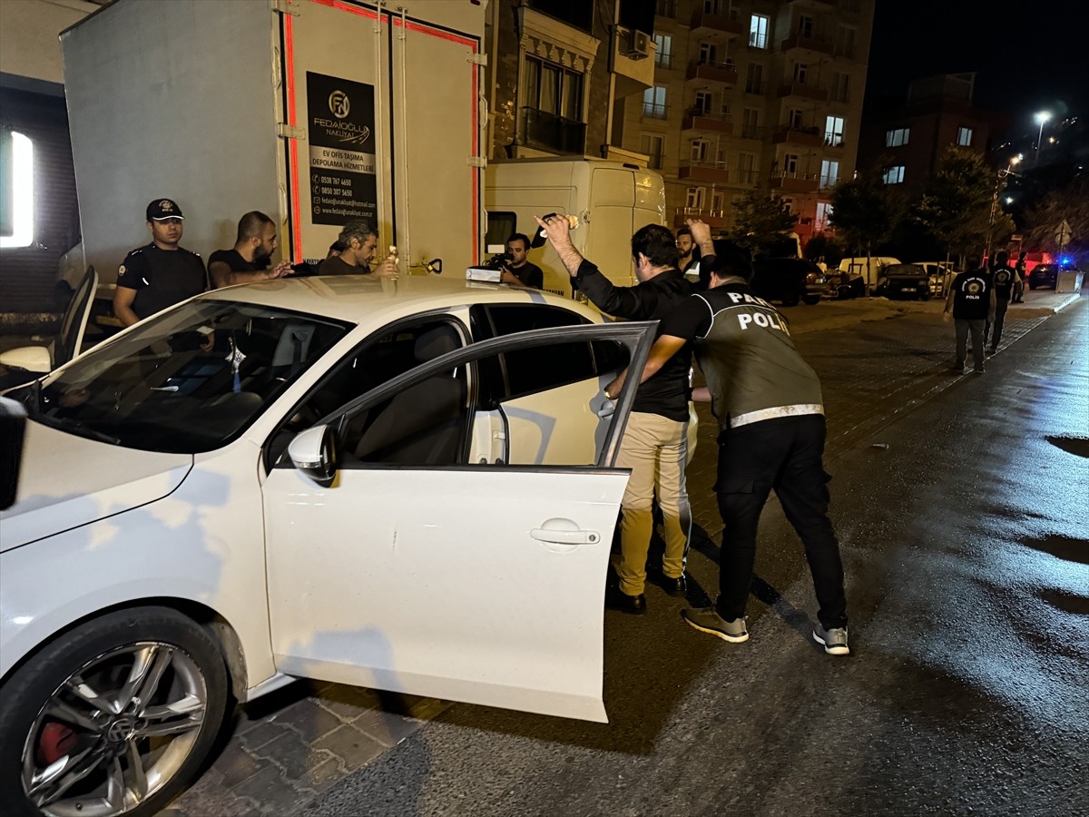 İstanbul'un Maltepe ilçesinde polis ekiplerince asayiş uygulaması gerçekleştirildi. Uygulamalarda...