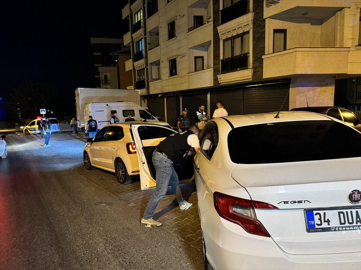 İstanbul'un Maltepe ilçesinde polis ekiplerince asayiş uygulaması gerçekleştirildi. Uygulamalarda...