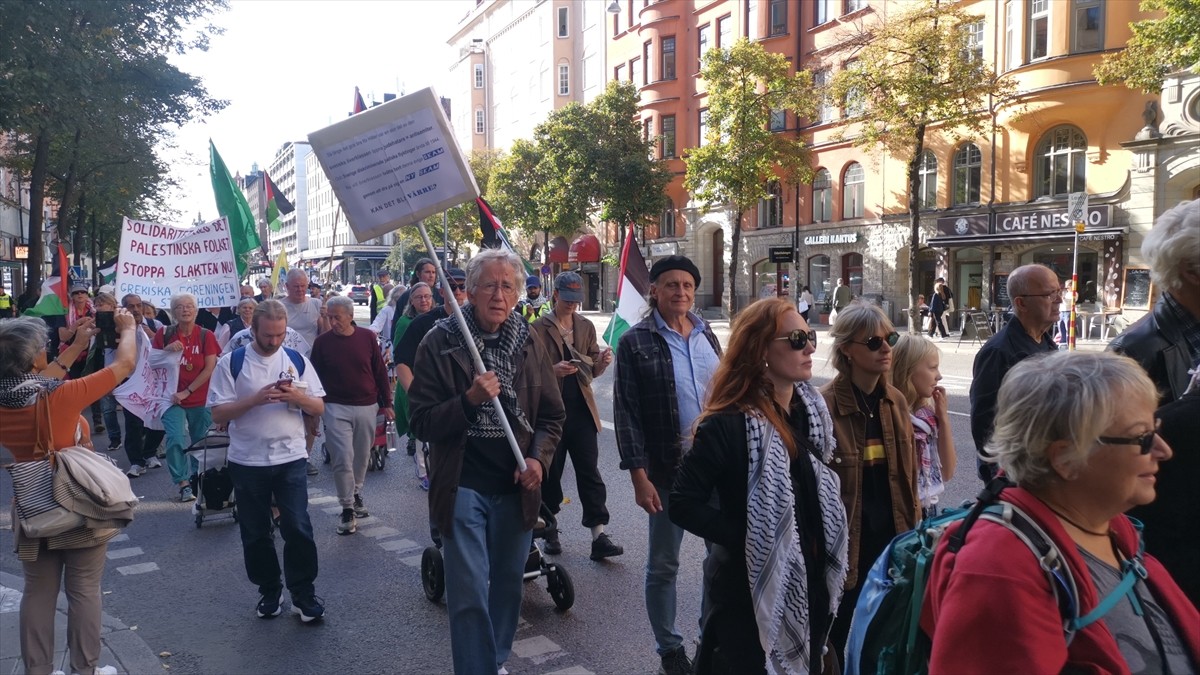  İsveç'in başkenti Stockholm'de Filistin'le dayanışma gösterisi için toplanan kalabalık, İsveç...