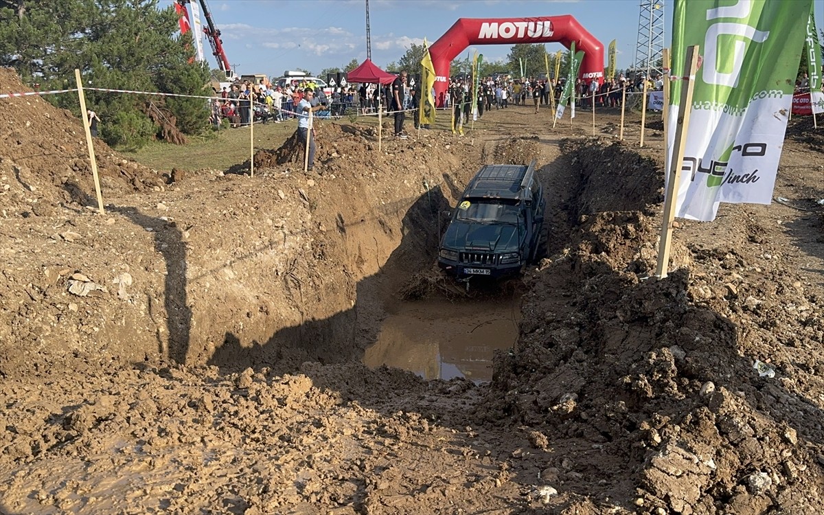 Kastamonu'da, Off-road Kamp ve Karavan Festivali kapsamında off-road araçları performans gösterisi...