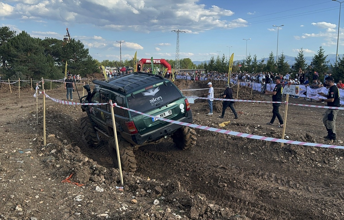 Kastamonu'da, Off-road Kamp ve Karavan Festivali kapsamında off-road araçları performans gösterisi...