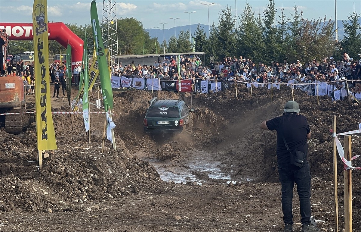 Kastamonu'da, Off-road Kamp ve Karavan Festivali kapsamında off-road araçları performans gösterisi...