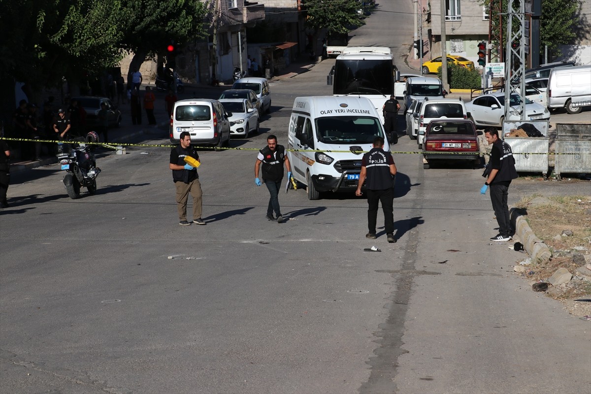 Kilis'te komşular arasında çıkan silahlı kavgada yaralanan 3 kişi hastaneye kaldırıldı.