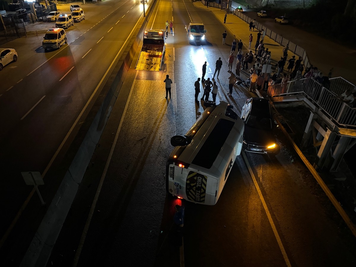 Kocaeli'nin Başiskele ilçesinde işçi servisi ile otomobilin çarpıştığı kazada 7 kişi yaralandı....