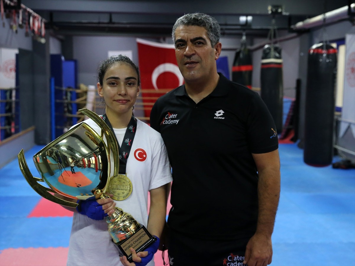 Macaristan'da geçen ay Gençler Dünya Kick Boks Şampiyonası'nda birinci olan Özlem Melek Korkmaz...