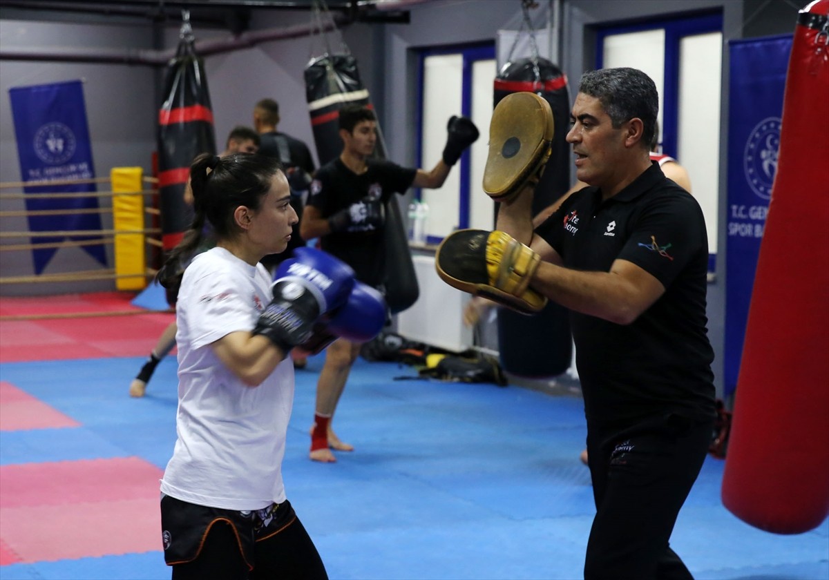 Macaristan'da geçen ay Gençler Dünya Kick Boks Şampiyonası'nda birinci olan Özlem Melek Korkmaz...