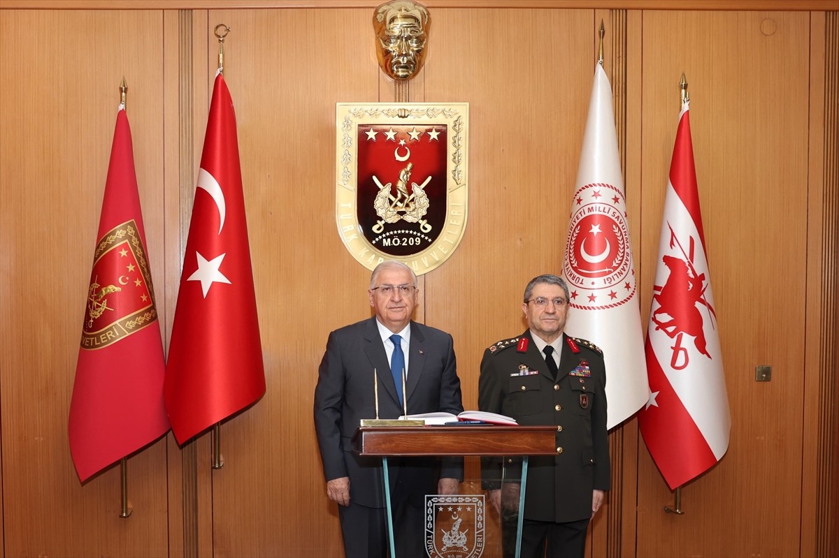 Milli Savunma Bakanı Yaşar Güler, Kara Kuvvetleri Komutanlığını ziyaret ederek inceleme ve...