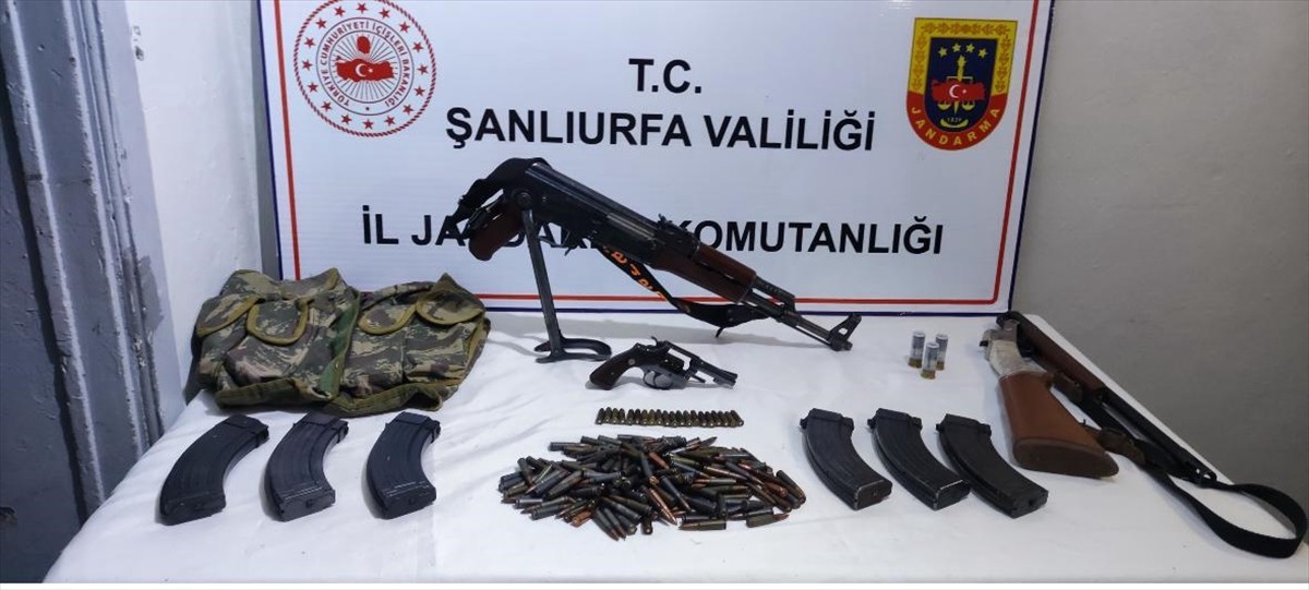 Şanlıurfa'nın Viranşehir, Siverek ve Haliliye ilçelerinde silah kaçakçılarına yönelik operasyonda...