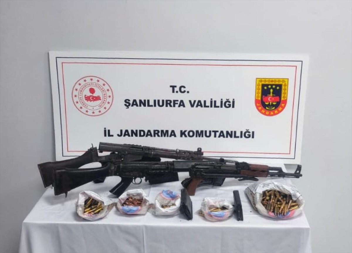 Şanlıurfa'nın Viranşehir, Siverek ve Haliliye ilçelerinde silah kaçakçılarına yönelik operasyonda...