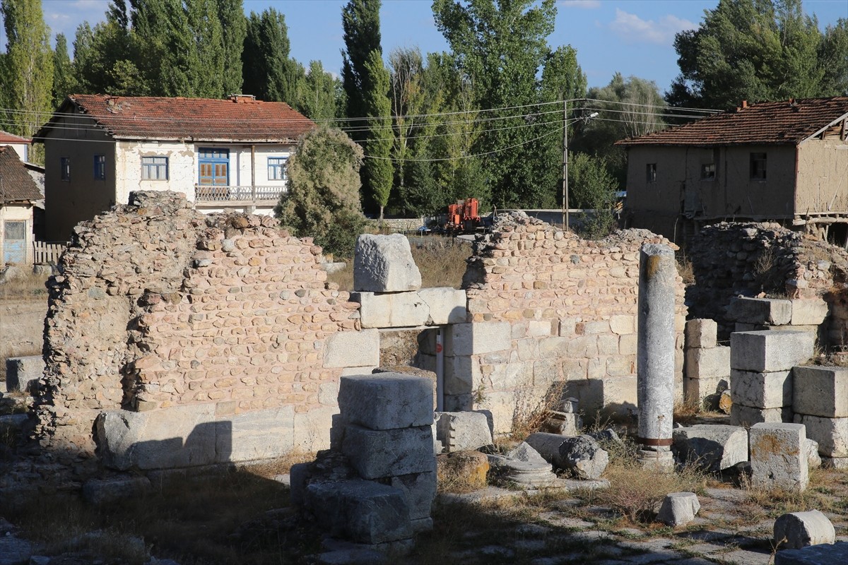 Tokat'ın Sulusaray ilçesinin altındaki Sebastapolis Antik Kenti'nin tamamen gün yüzüne...