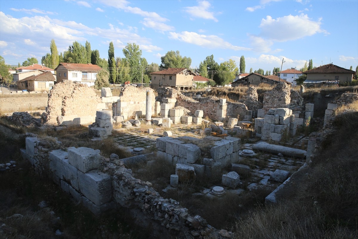 Tokat'ın Sulusaray ilçesinin altındaki Sebastapolis Antik Kenti'nin tamamen gün yüzüne...