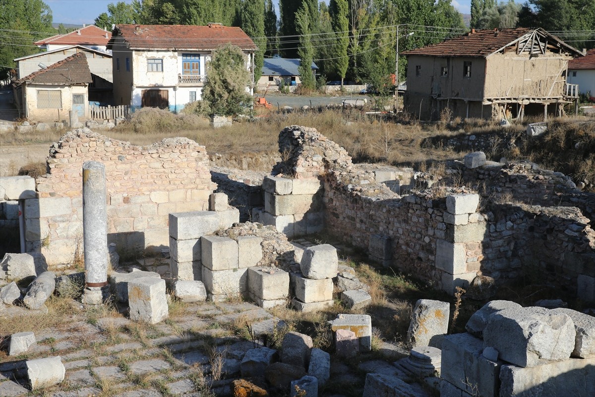 Tokat'ın Sulusaray ilçesinin altındaki Sebastapolis Antik Kenti'nin tamamen gün yüzüne...