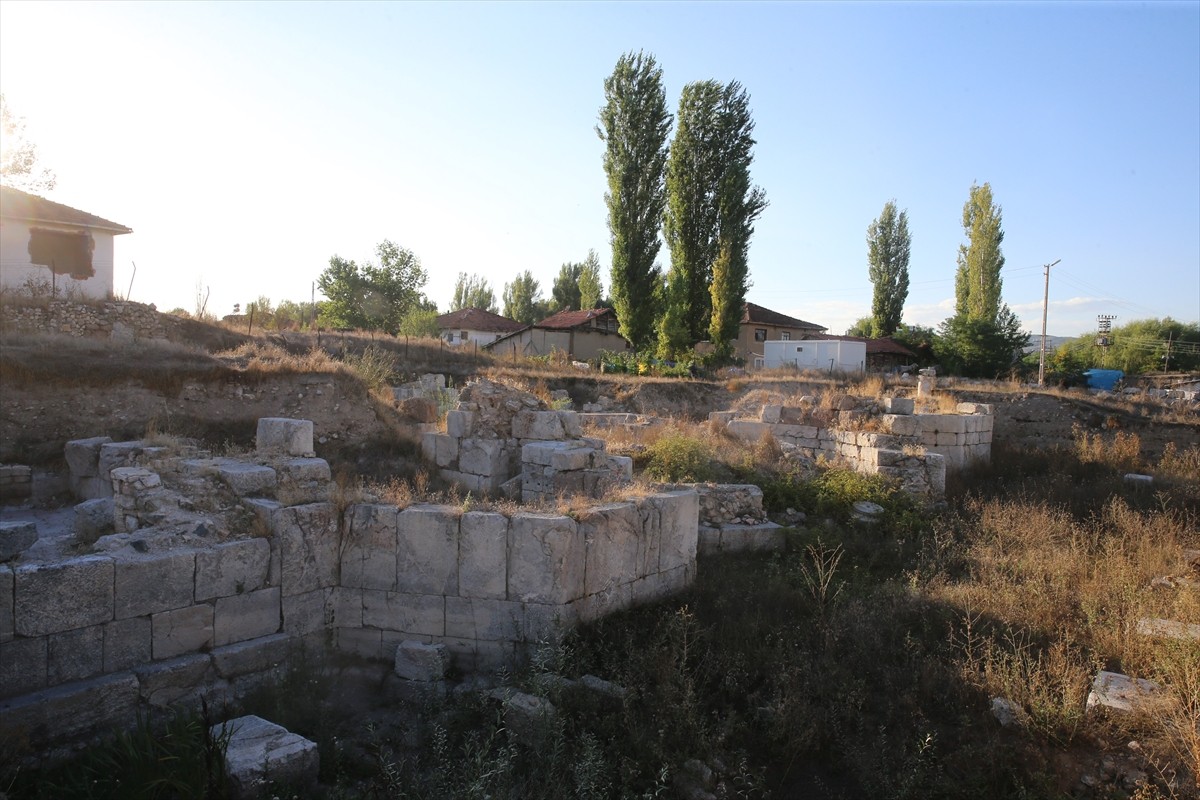 Tokat'ın Sulusaray ilçesinin altındaki Sebastapolis Antik Kenti'nin tamamen gün yüzüne...