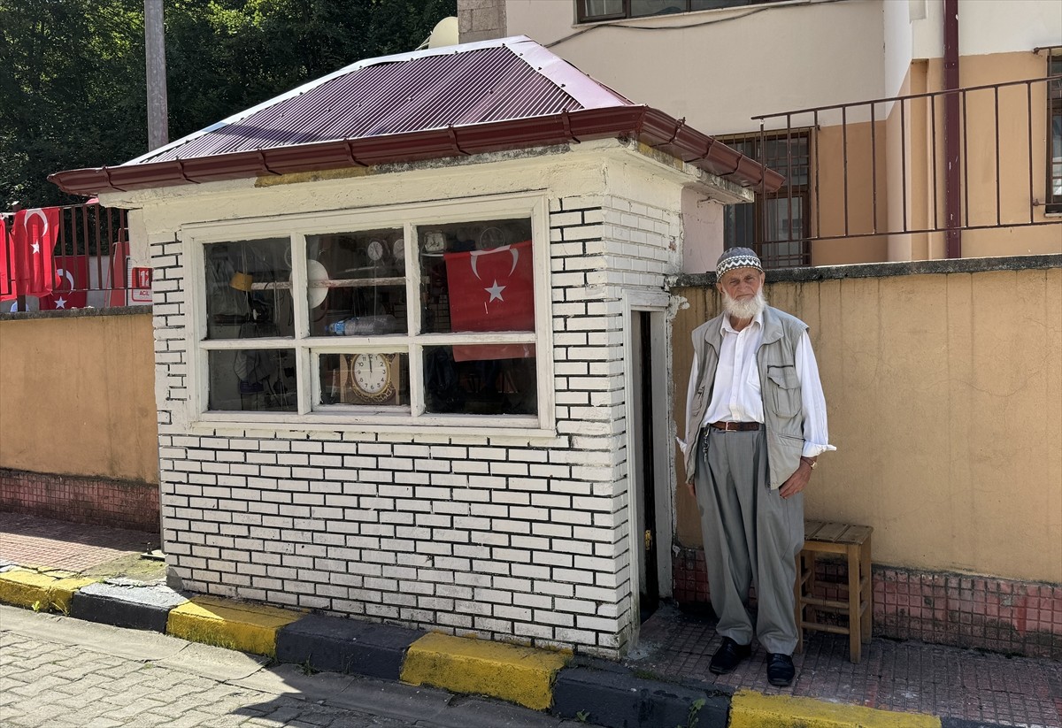 Trabzon'un Köprübaşı ilçesinde 30 yıldır saat tamirciliğiyle uğraşan İsmet Balcı, 3 metrekarelik...