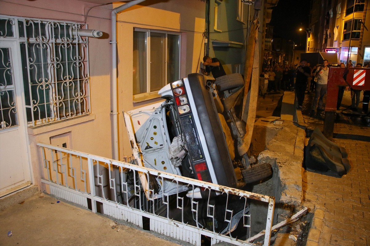 Uşak'ta bir binanın dışındaki merdiven boşluğuna düşen otomobildeki 1 kişi öldü, 1 kişi...