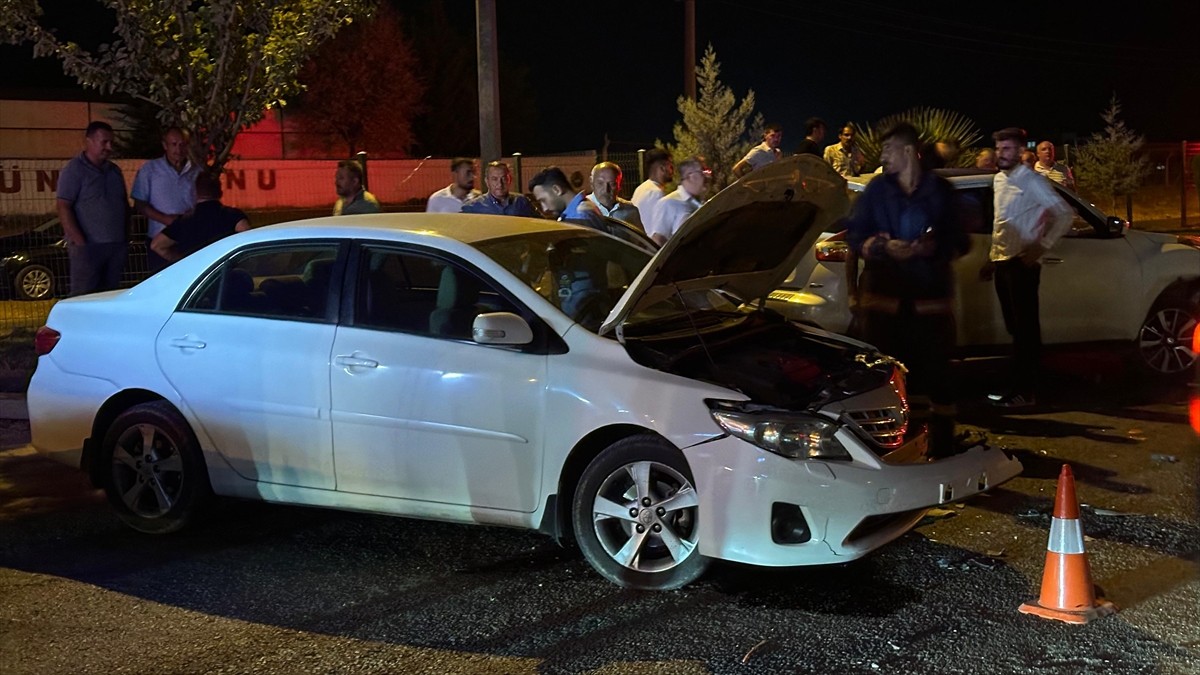 Adıyaman'ın Kahta ilçesinde iki otomobilin çarpışması sonucu 3 kişi yaralandı.