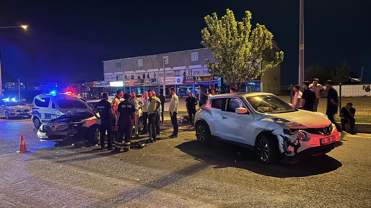 Adıyaman'ın Kahta ilçesinde iki otomobilin çarpışması sonucu 3 kişi yaralandı.