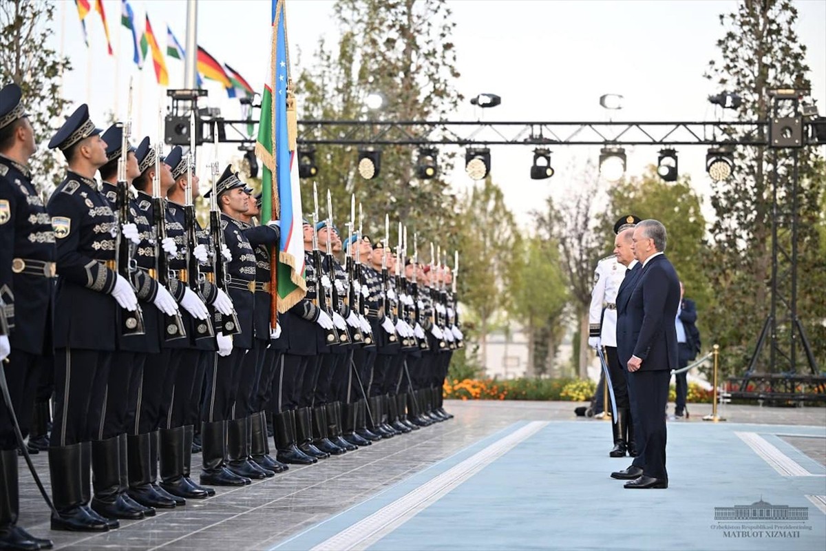 Almanya Başbakanı Olaf Scholz (sağda), Özbekistan’ın tarihi Semerkant şehrinde Özbek Cumhurbaşkanı...