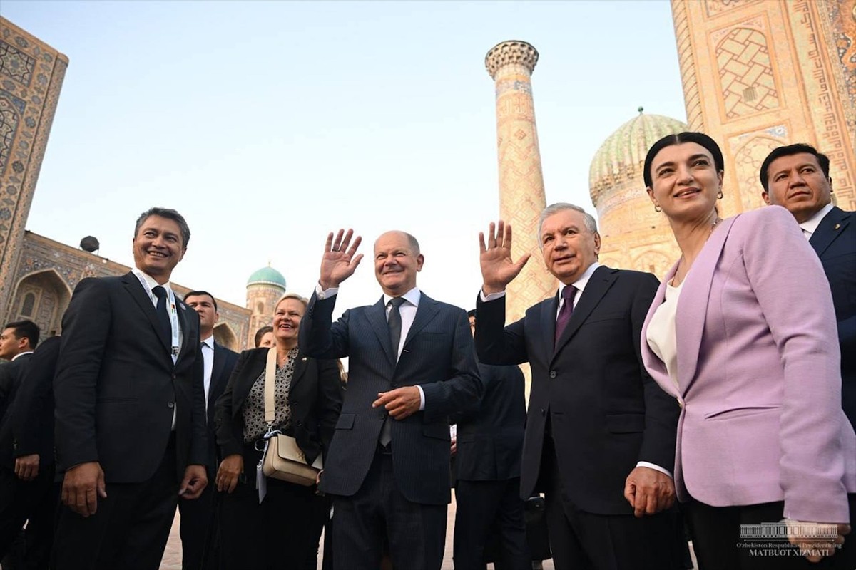 Almanya Başbakanı Olaf Scholz (sağda), Özbekistan’ın tarihi Semerkant şehrinde Özbek Cumhurbaşkanı...