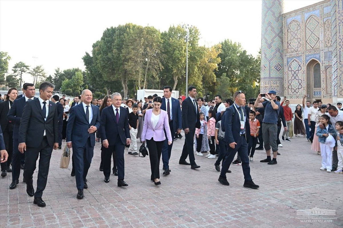 Almanya Başbakanı Olaf Scholz (sağda), Özbekistan’ın tarihi Semerkant şehrinde Özbek Cumhurbaşkanı...