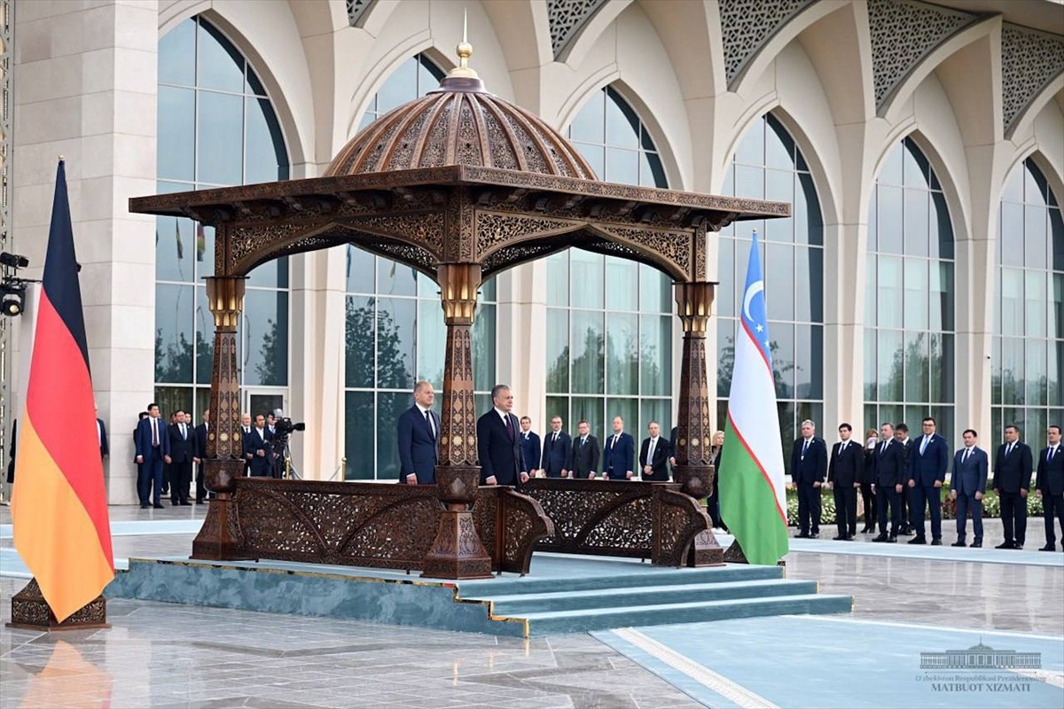 Almanya Başbakanı Olaf Scholz (sağda), Özbekistan’ın tarihi Semerkant şehrinde Özbek Cumhurbaşkanı...