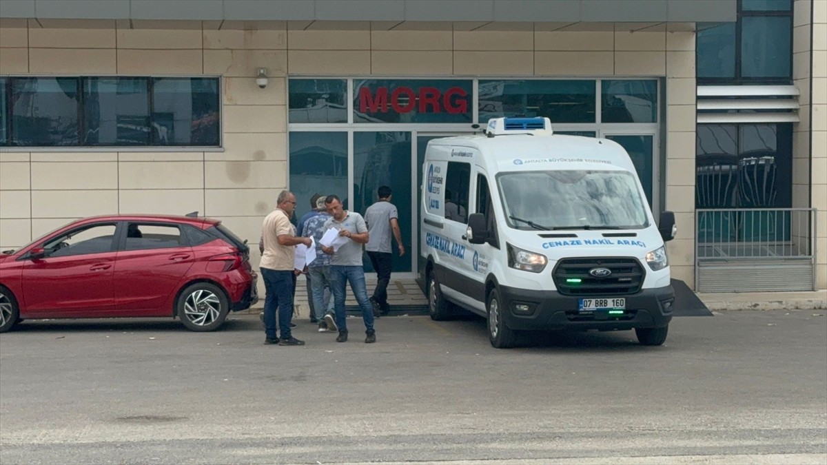 Antalya'da otomobilin su tankerine çarpması sonucu 1'i bebek 3 kişi hayatını kaybetti, 2 kişi...