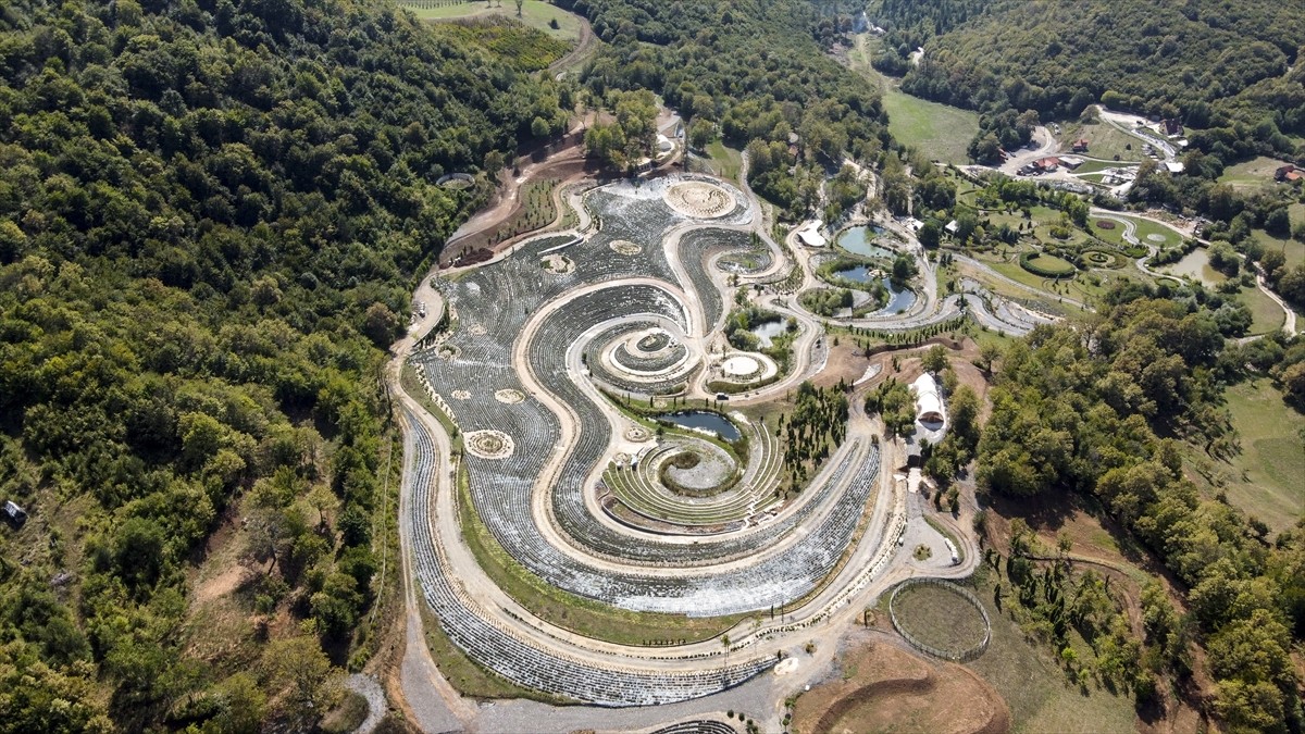 Bosna Hersek'in Visoko kenti yakınlarında bir park, Vincent van Gogh'un "Yıldızlı Gece" adlı...