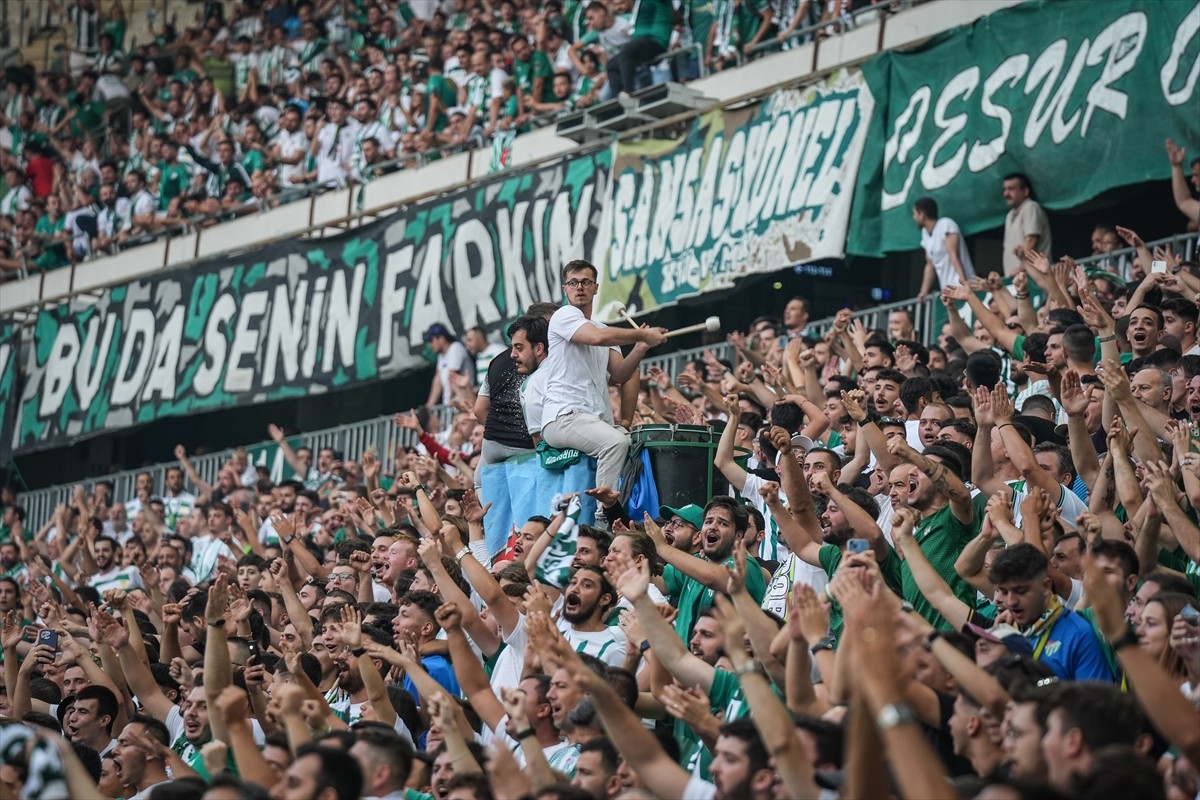 Bursaspor'un TFF 3. Lig'in ikinci haftasında Tokat Belediye Plevnespor'u sahasında ağırladığı maçı...