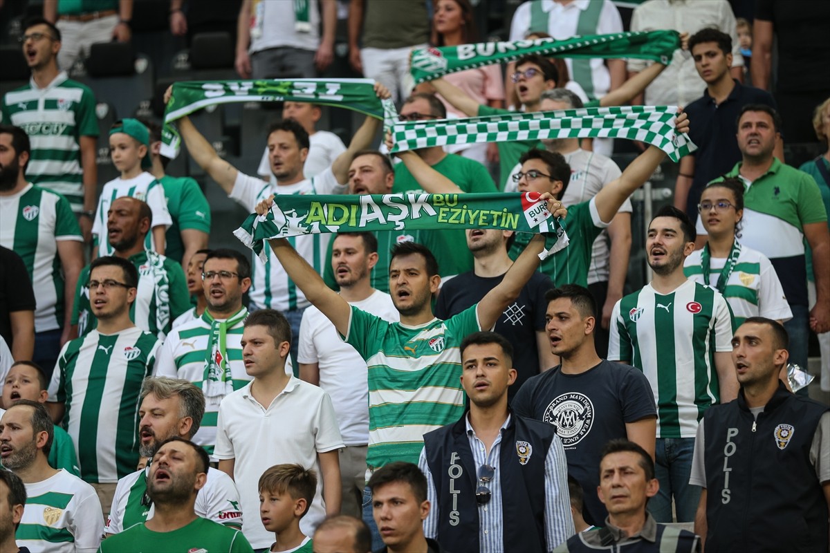 Bursaspor'un TFF 3. Lig'in ikinci haftasında Tokat Belediye Plevnespor'u sahasında ağırladığı maçı...