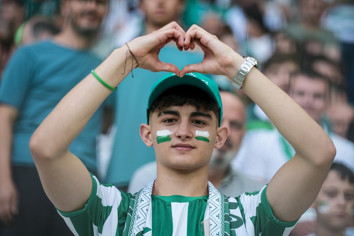 Bursaspor'un TFF 3. Lig'in ikinci haftasında Tokat Belediye Plevnespor'u sahasında ağırladığı maçı...