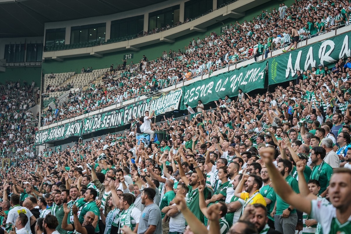 Bursaspor'un TFF 3. Lig'in ikinci haftasında Tokat Belediye Plevnespor'u sahasında ağırladığı maçı...