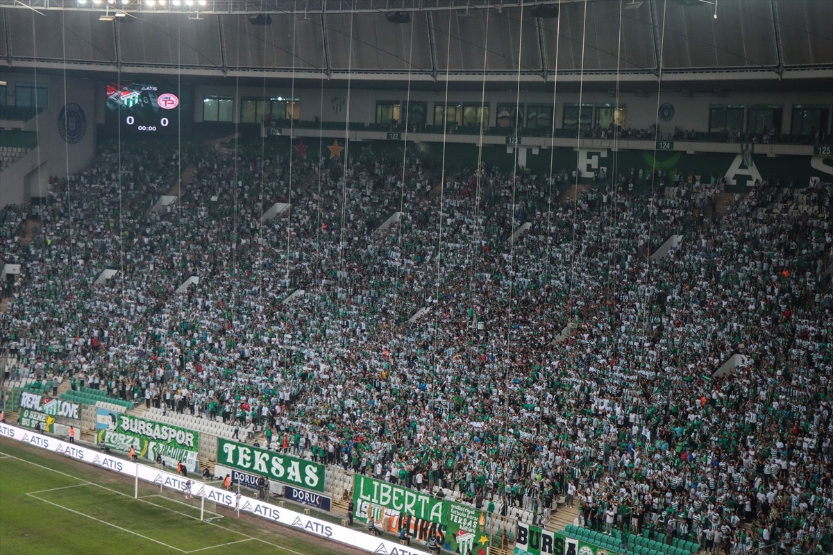 Bursaspor'un TFF 3. Lig'in ikinci haftasında Tokat Belediye Plevnespor'u sahasında ağırladığı maçı...