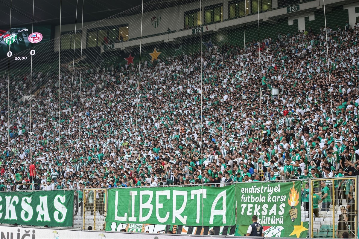 Bursaspor'un TFF 3. Lig'in ikinci haftasında Tokat Belediye Plevnespor'u sahasında ağırladığı maçı...