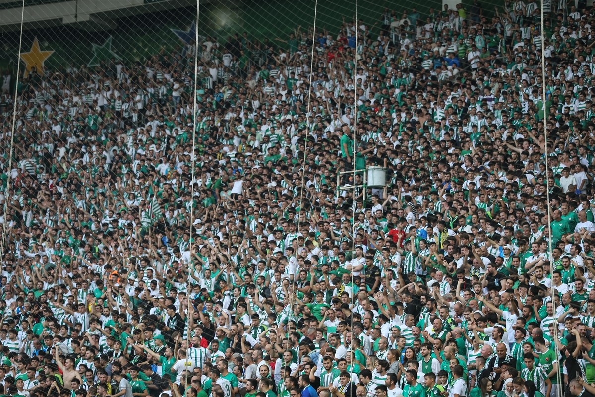 Bursaspor'un TFF 3. Lig'in ikinci haftasında Tokat Belediye Plevnespor'u sahasında ağırladığı maçı...