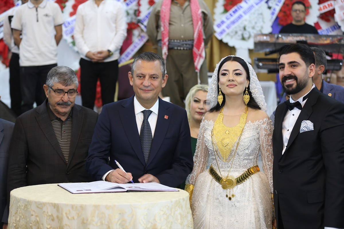 CHP Genel Başkanı Özgür Özel (sol 2), Mardin'in Kızıltepe ilçesindeki bir düğün salonunda eski CHP...