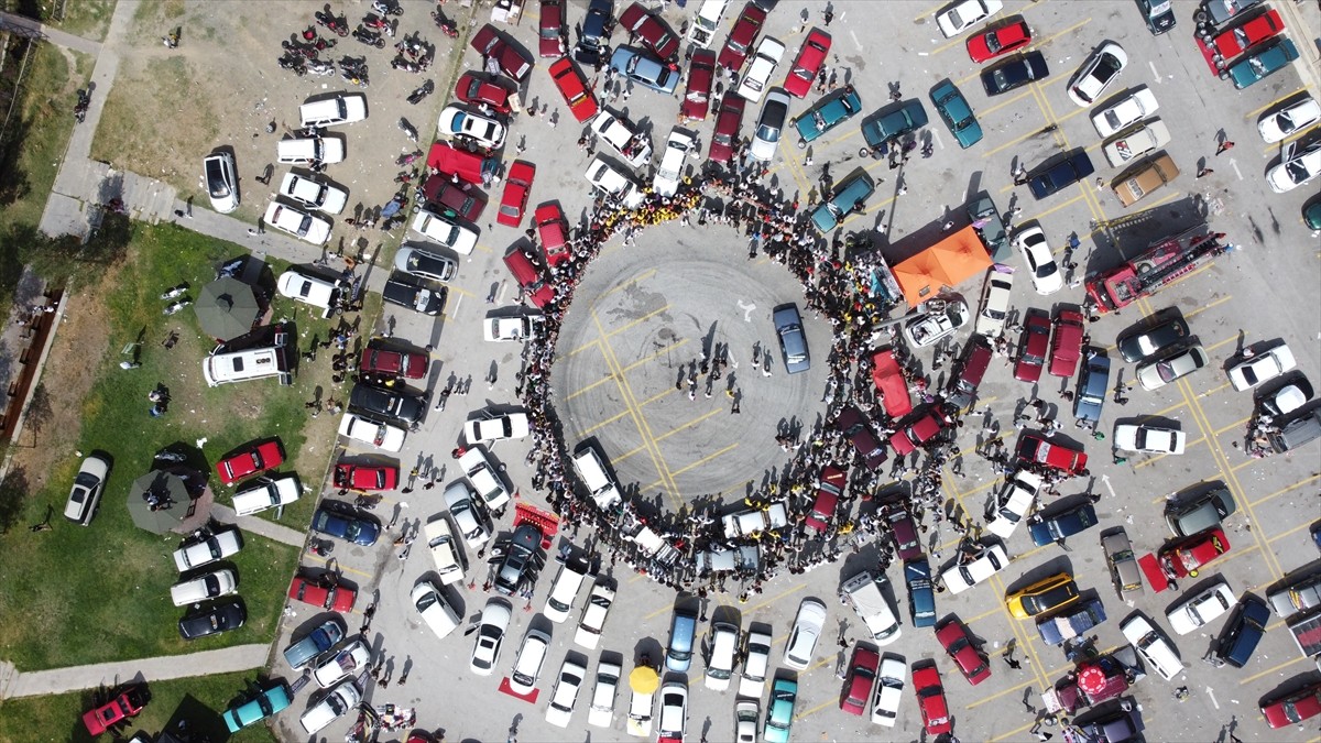 Erzincan'da düzenlenen etkinlikte modifiye araçlar sergilendi. Kent merkezine bağlı Ekşisu Mesire...