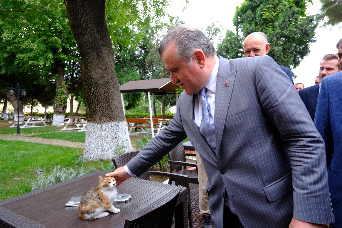 Gençlik ve Spor Bakanı Osman Aşkın Bak (sol 3), Kırklareli'nde çeşitli ziyaretler gerçekleştirdi....