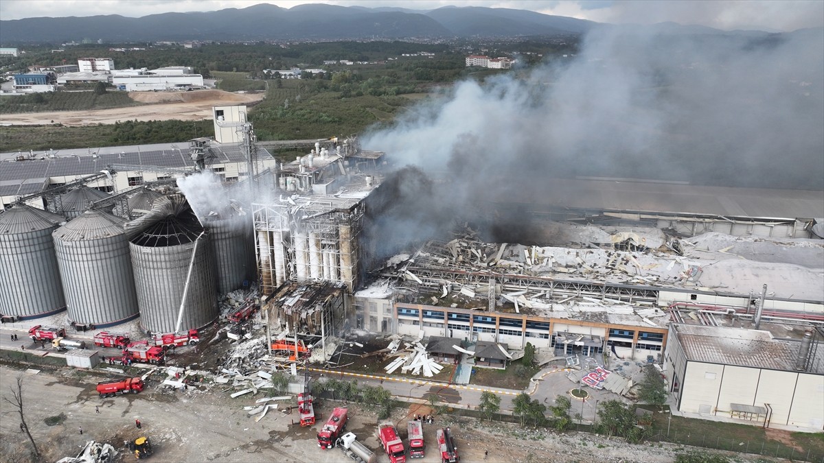 Sakarya'nın Hendek ilçesindeki bir fabrikada meydana gelen patlamada 21 kişi yaralandı.