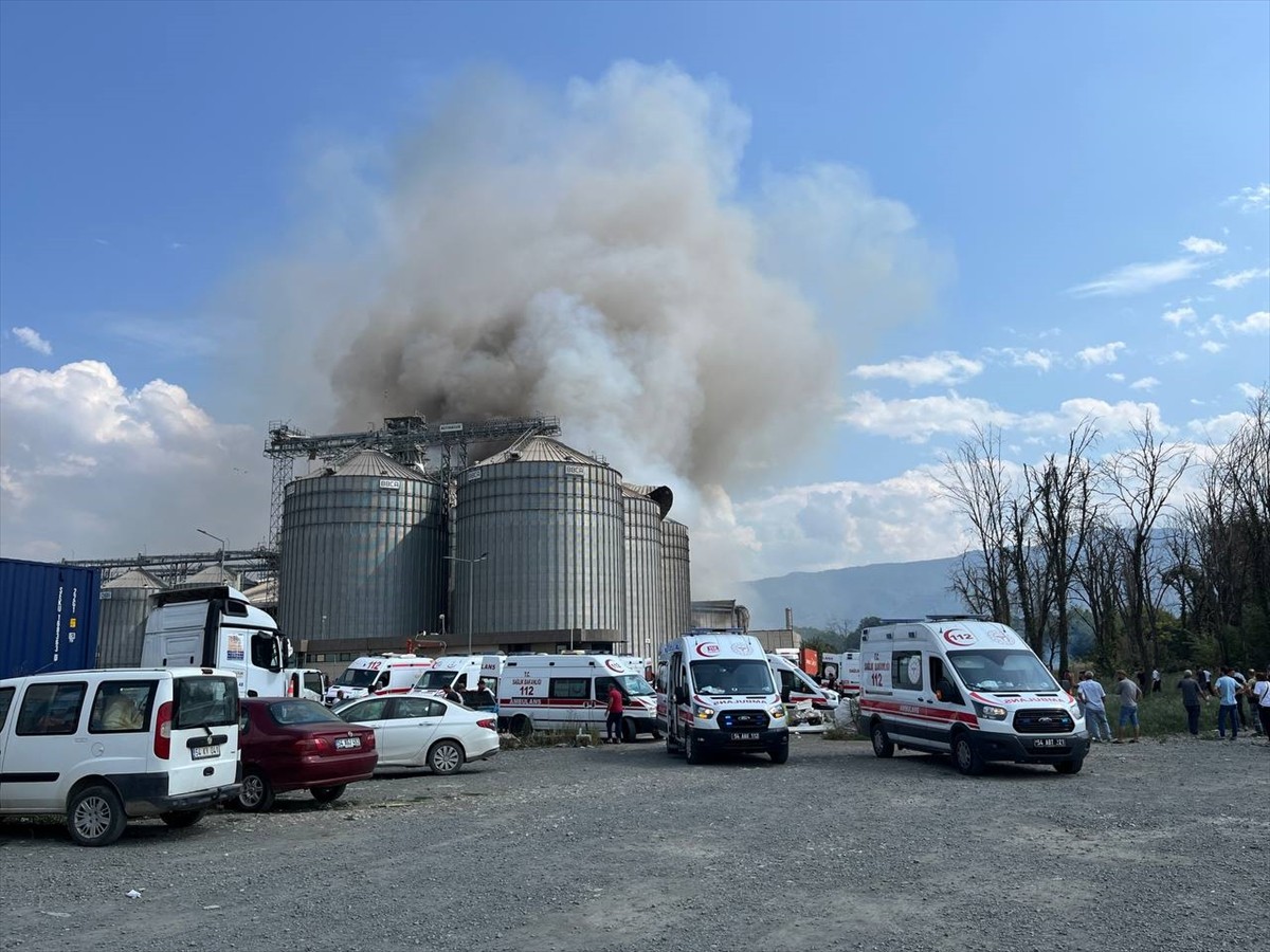 Sakarya'nın Hendek ilçesindeki bir makarna fabrikasında, henüz belirlenemeyen nedenle meydana...