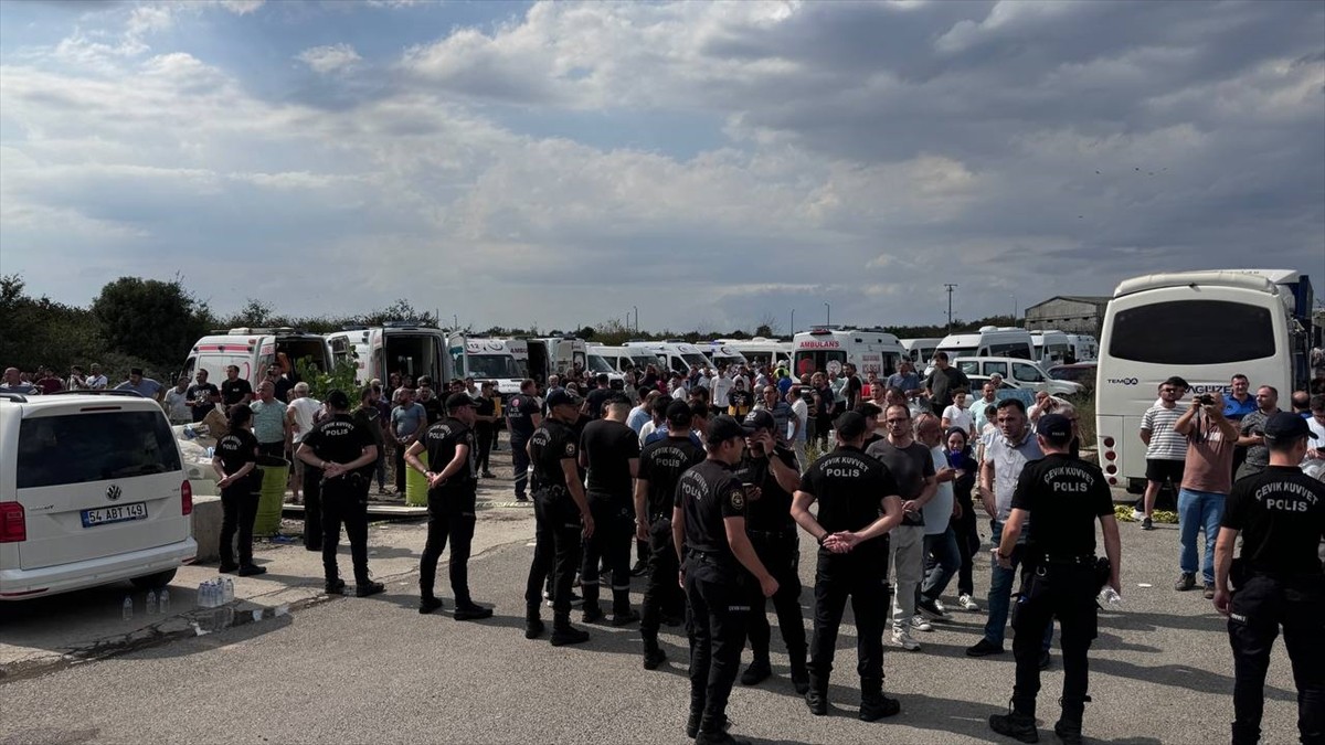 Sakarya'nın Hendek ilçesindeki bir makarna fabrikasında meydana gelen patlamada ilk belirlemelere...