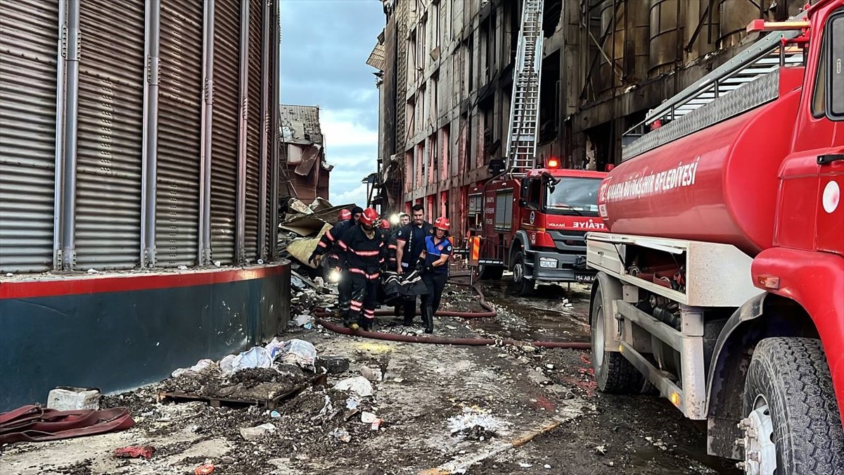 Sakarya'nın Hendek ilçesindeki makarna fabrikasında meydana gelen patlamanın ardından bir kişinin...