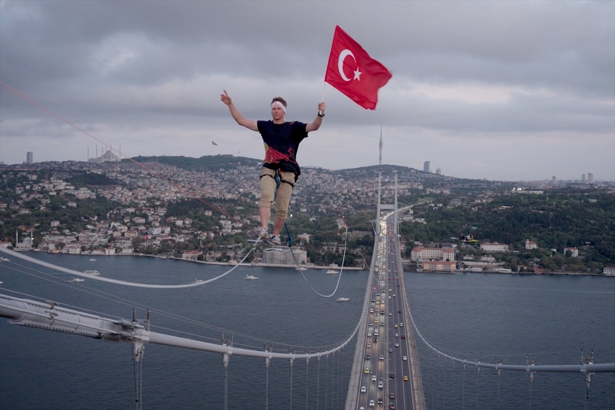 Slackline alanında 3 kez dünya şampiyonu olan Red Bull'un Estonyalı atleti Jaan Roose, İstanbul'da...