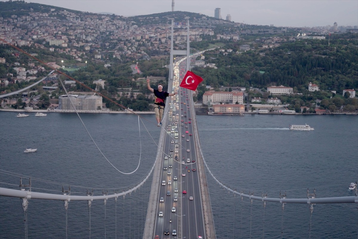 Slackline alanında 3 kez dünya şampiyonu olan Red Bull'un Estonyalı atleti Jaan Roose, İstanbul'da...