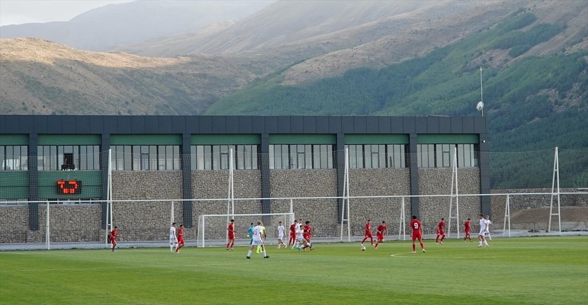 16 Yaş Altı Futbol Milli Takımı, Erciyes Yüksek İrtifa Futbol Turnuvası'ndaki ikinci maçında...